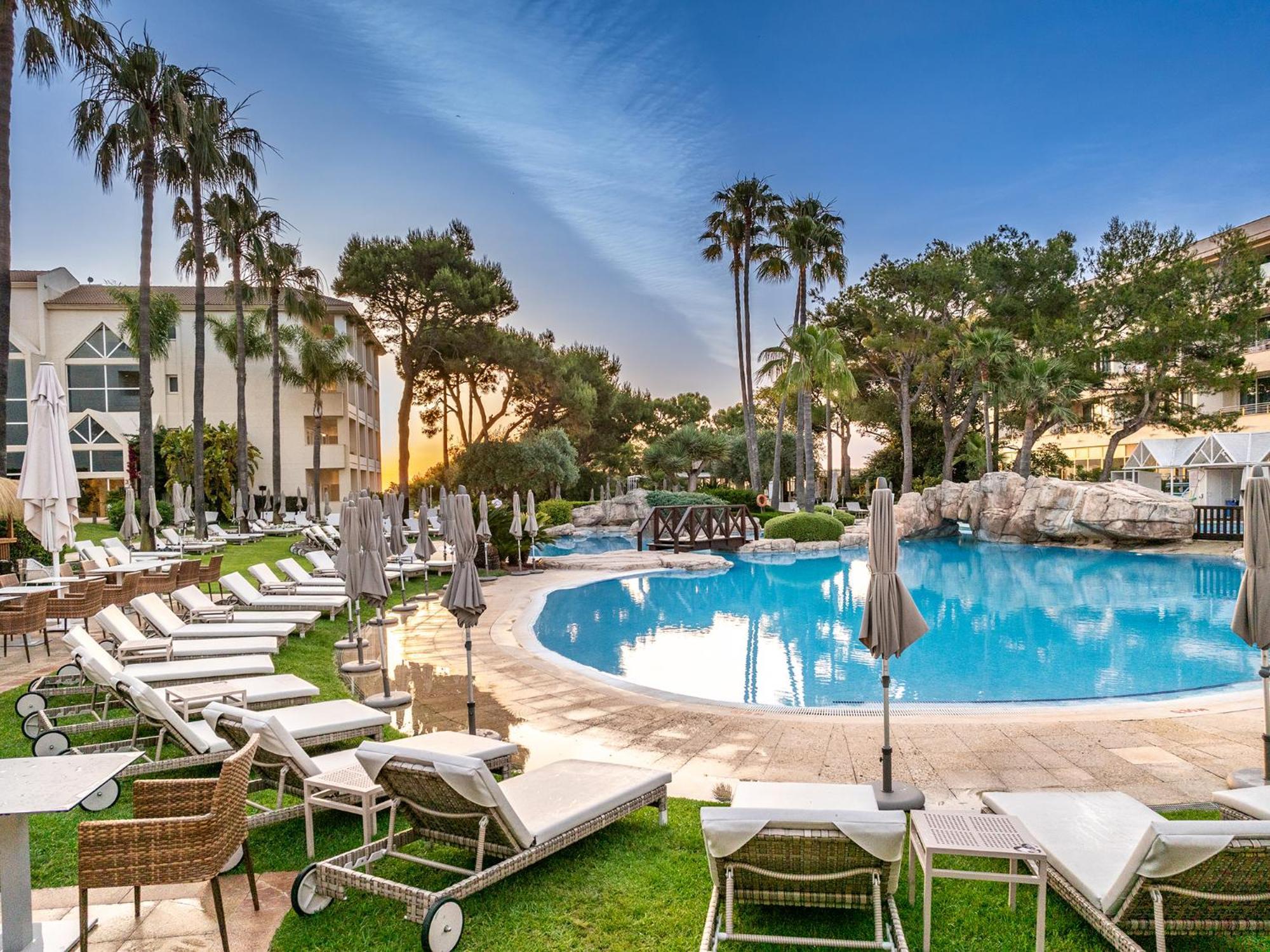 Grupotel Parc Natural & Spa Playa de Muro  Bagian luar foto The pool at the Hotel Majestic