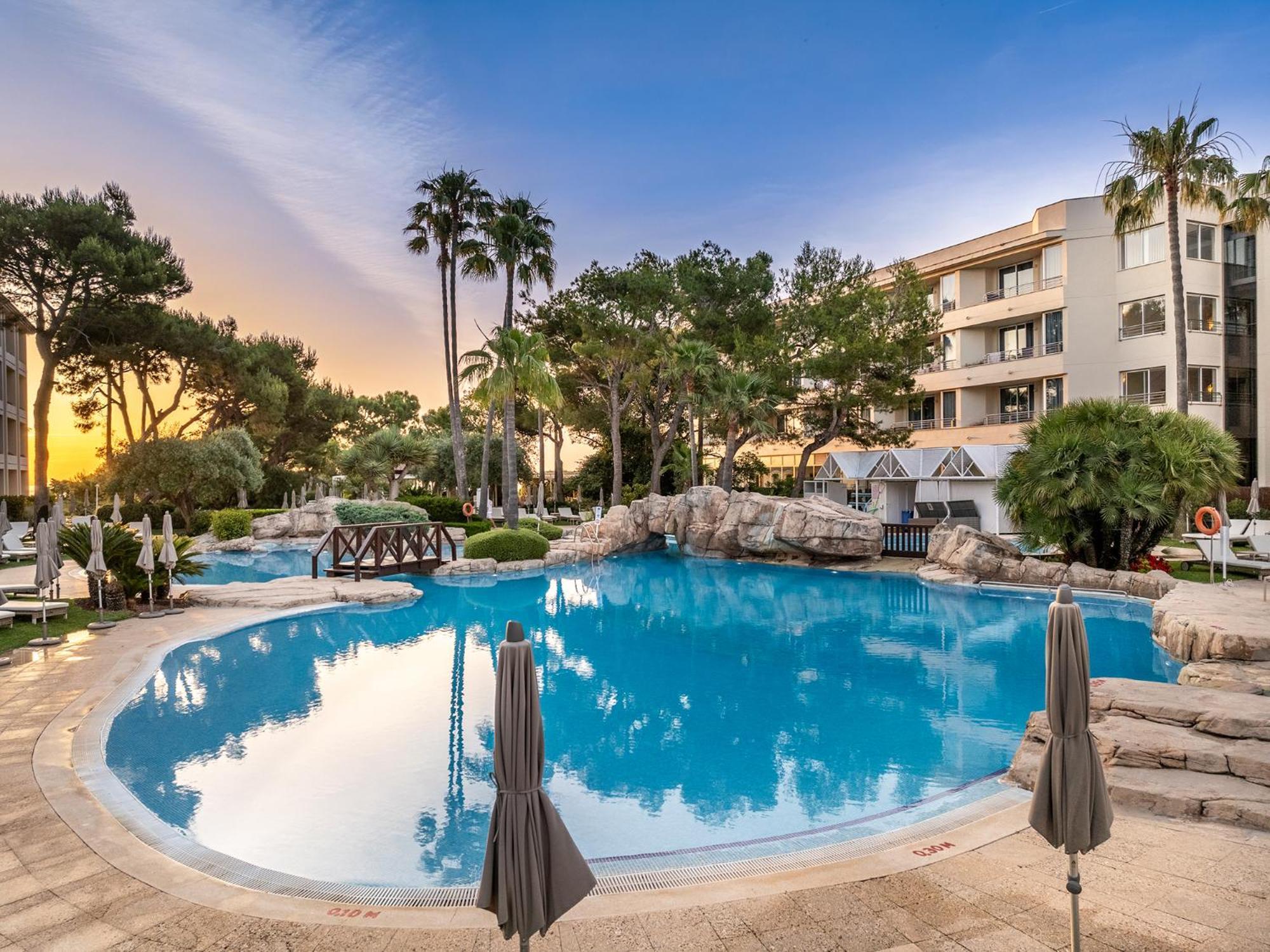 Grupotel Parc Natural & Spa Playa de Muro  Bagian luar foto The pool at the hotel