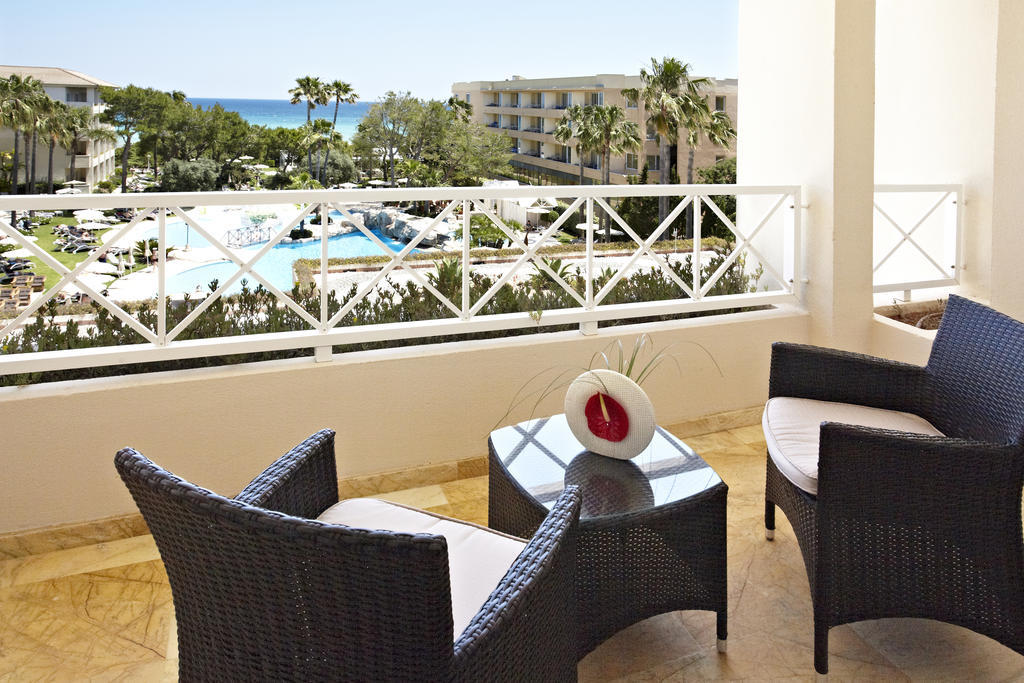 Grupotel Parc Natural & Spa Playa de Muro  Ruang foto A balcony at the Hilton Nicosia